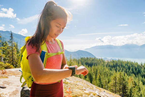 Trail Running Trailrunner Schauen Auf Smartwatch Sportuhr Für Gps Daten lizenzfreie Stockbilder