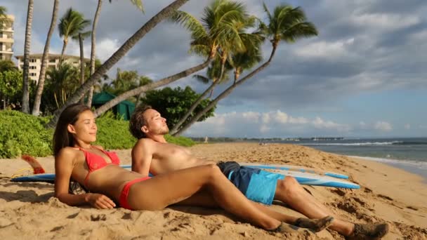 Люди Отдыхают Пляже Молодая Пара Серферов Расслабляется Длинными Досками Серфинга — стоковое видео