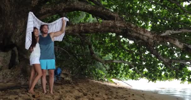 Para Wakacjach Plaży Przytulając Się Razem Pod Ręcznikami Pokrywającymi Się — Wideo stockowe