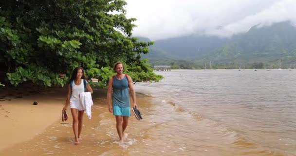 Американський Спосіб Життя Молода Пара Гуляє Пляжі Гаваї Насолоджуючись Відпустками — стокове відео