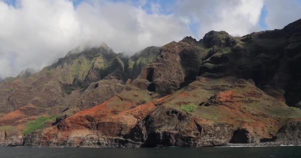 カウアイ ハワイのナパリ海岸とビーチ 有名なハワイ旅行先の水からの眺め カウイ島 ハワイ州 アメリカ ホノプ諸島のナパリ海岸線 — ストック動画