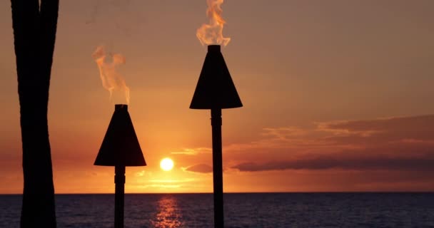Západ Slunce Havaji Zapálenými Tiki Pochodněmi Plameny Havajská Ikona Světla — Stock video