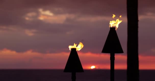 Puesta Sol Hawai Con Antorchas Fuego Icono Hawaiano Luces Encendidas — Vídeos de Stock
