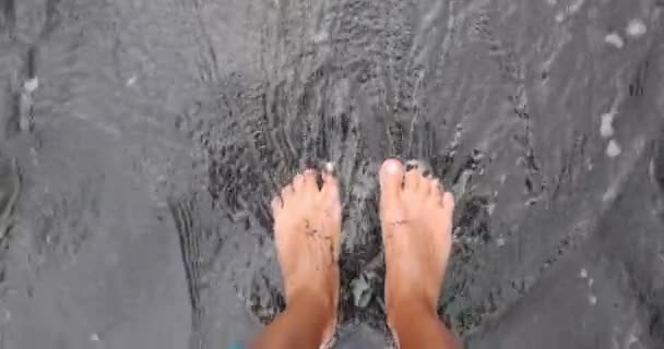 Pies Playa Primer Plano Mujer Descalza Caminando Olas Agua Del — Vídeos de Stock