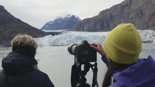 Παγετώνας Αλάσκας Τουρίστες Κρουαζιερόπλοιο Στην Αλάσκα Και Φωτογράφος Κοιτάζοντας Margerie — Αρχείο Βίντεο