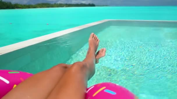 Piscina Concetto Vacanza Con Donna Rilassante Nuoto Nella Lussuosa Piscina — Video Stock