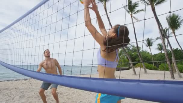 Beach Roliga Människor Spelar Beachvolleyboll Semester Leva Hälsosam Aktiv Livsstil — Stockvideo