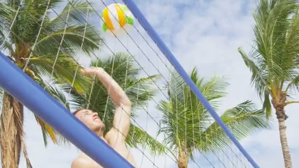 夏季沙滩排球运动 男子扣球失误在重扣跳投扣球失误中发生 玩娱乐游戏的人过着健康 积极的生活 — 图库视频影像