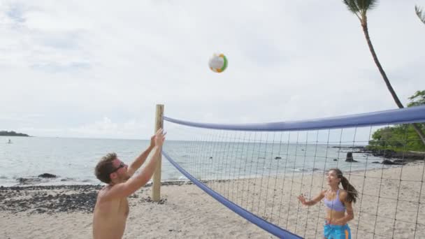 夫妻二人一起玩沙滩排球 享受积极的运动生活 人在夏天的比赛中打排球 健康的生活方式 在海滩上做运动 — 图库视频影像