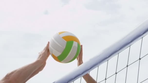 Пляжный Волейбол Игра Крупным Планом Ближнего Поединка Люди Играют Волейбол — стоковое видео