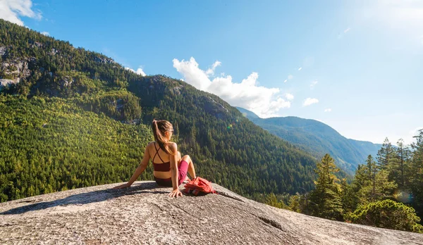 ハイキング中だ 素晴らしい自然景観の山のハイキングで視点でリラックスした女性ハイカー カナダ ブリティッシュコロンビア州の有名なSquamish Stawamus Chief Hikeからの刺激的なアウトドアライフスタイルのイメージ — ストック写真