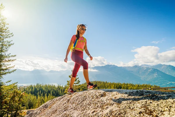 ハイキング中だ 美しい青空の自然景観の中でバックパックやハイキング服を着て景色を楽しむ登山道の女性ハイカー スカミッシュハイキング ブリティッシュコロンビア州 カナダ — ストック写真