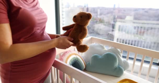 Graviditet Gravid Kvinna Förbereder Barnkammaren Visar Magen Baby Bula Genom — Stockvideo