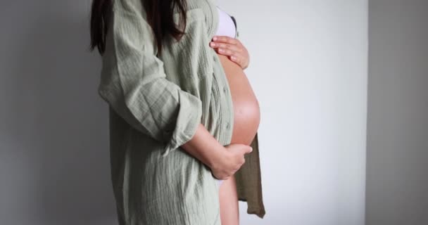 Zbliżenie Brzucha Ciąży Kobieta Ciąży Bieliźnie Luźnej Bawełnianej Koszuli Domu — Wideo stockowe