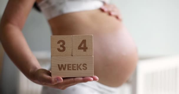 Έγκυος Γυναίκα Δείχνει Εβδομάδες Εγκυμοσύνης Χτύπημα Για Φωτογράφιση Μητρότητας Εκμετάλλευση — Αρχείο Βίντεο