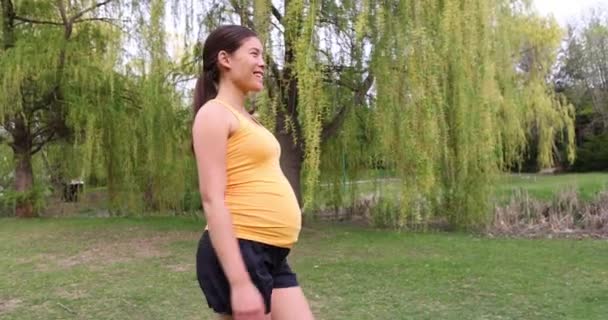 Prenatale Workout Zwangere Vrouw Wandelen Buiten Het Park Een Actieve — Stockvideo