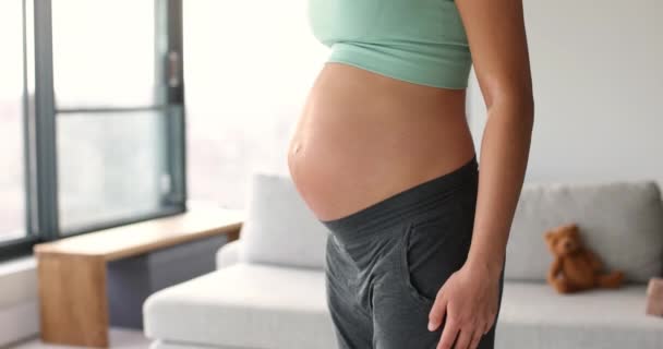 Έγκυος Γυναίκα Φορώντας Παντελόνι Γιόγκα Μητρότητας Στο Σπίτι Χαλαρωτικό Δείχνει — Αρχείο Βίντεο