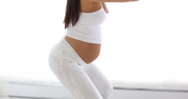Εγκυμοσύνη Προπόνηση Γυναίκα Κάνει Κατάληψη Γλουτών Ασκήσεις Στο Σπίτι Προγεννητική — Αρχείο Βίντεο
