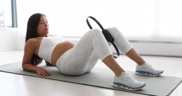 Prenatální Cvičení Těhotná Žena Trénuje Pánevní Cvičení Cvičení Stehen Ležící — Stock video