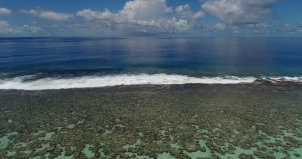 Oceano Pacífico Sul Vista Aérea Recife Coral Céu Azul Ondas — Vídeo de Stock
