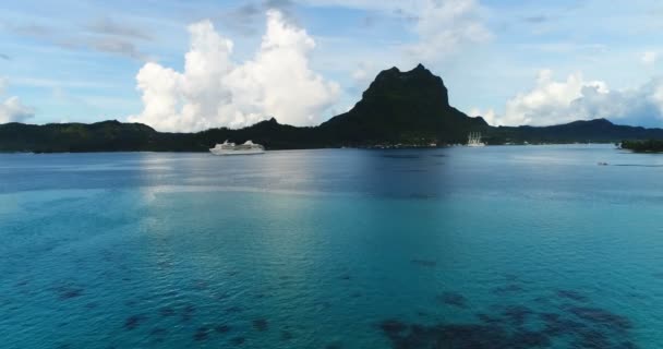 Luchtfoto Van Bora Bora Frans Polynesië Met Cruiseschepen Koraallagune Zee — Stockvideo