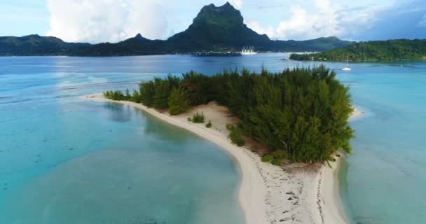 法属波利尼西亚的波拉波拉太平洋塔希提岛奥托马努山珊瑚礁泻湖和巴伊亚山的莫图天堂岛和绿松石蓝水的空中景观 — 图库视频影像