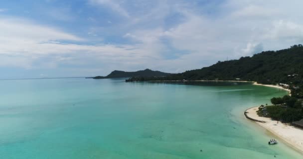 Güneşli Bir Günde Güzel Tropik Plaj Mavi Göl Bulutlu Gökyüzüne — Stok video