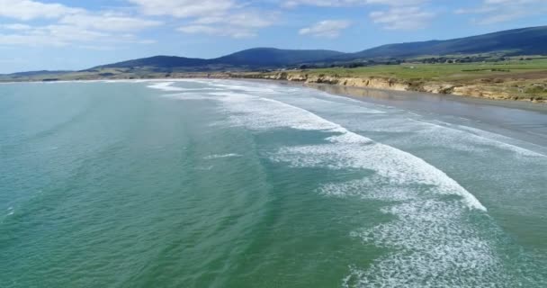 新西兰南部岛屿南岛地区Orepuki拍摄的关于Te Waewae湾海滩自然景观的新西兰无人驾驶飞机镜头 — 图库视频影像