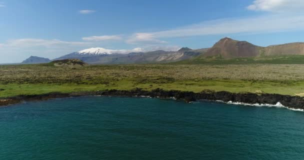 アイスランドの風景 西アイスランドの自然海岸とSnaefellsnes半島の有名なSnaefellsjokull火山の山 素晴らしい風景と海の空中ドローン映像 — ストック動画