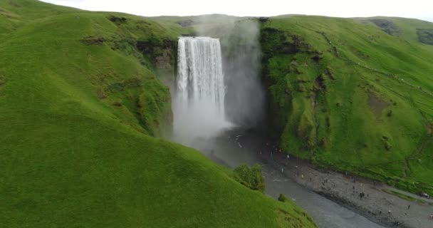 Islândia Drone Aéreo Vídeo Cachoeira Skogafoss Natureza Islandesa Atrações Turísticas — Vídeo de Stock