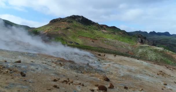 冰岛自然地貌地热场无人机录像显示活火山火山口的火山活动 冰岛西南部雷克雅内斯半岛Krysuvik的Seltun地热场 — 图库视频影像