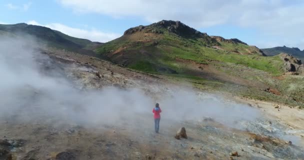 Islandia Turista Perto Vulcão Campo Geotérmico Com Fumarolas Atividade Vulcânica — Vídeo de Stock