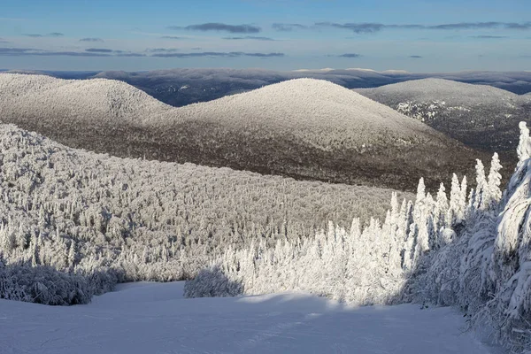 Majestätisches Winterpanorama Des Mont Tremblant Schneebedeckte Berge Umarmen Die Gelassenheit — Stockfoto