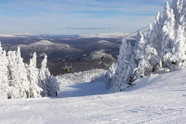 Катание Лыжах Mont Tremblant Winter Wonderland Snowy Ski Slopes Chairlifts Лицензионные Стоковые Изображения