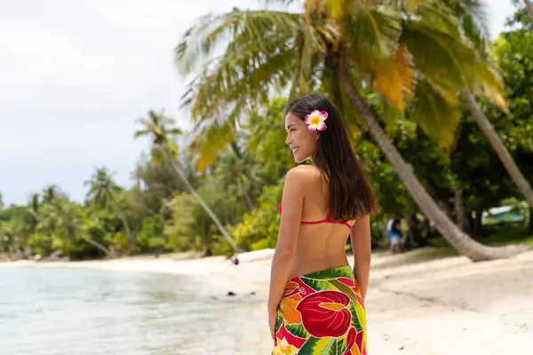 在法属波利尼西亚岛上 塔希提岛奢华的海滩度假妇女穿着斗篷裙散步 图像完全没有修饰 模型也没有化妆 真实的人 原始原始原始图像 图库图片