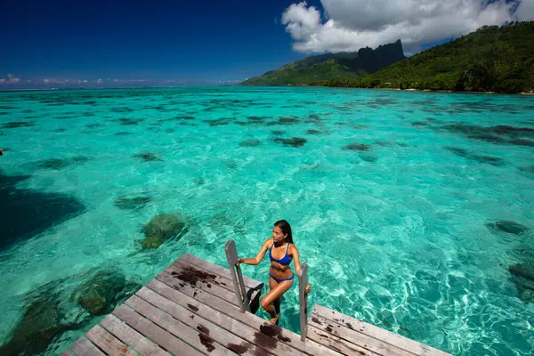 Lujo Playa Viaje Vacacional Mujer Tahití Sobre Agua Bungalow Hotel Imagen de archivo