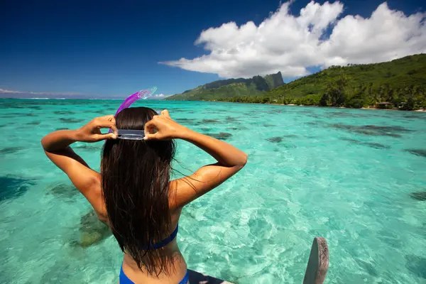 Strandurlaub Sportmädchen Bereit Zum Schnorcheln Korallenriffen Mit Türkisfarbenem Wasser Tahiti Stockbild