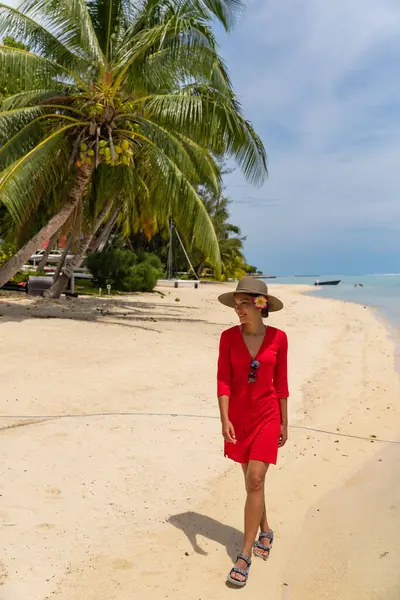 Kobieta Podróżująca Plaży Uśmiechnięta Sukience Kapeluszu Plaży Matira Bora Bora — Zdjęcie stockowe