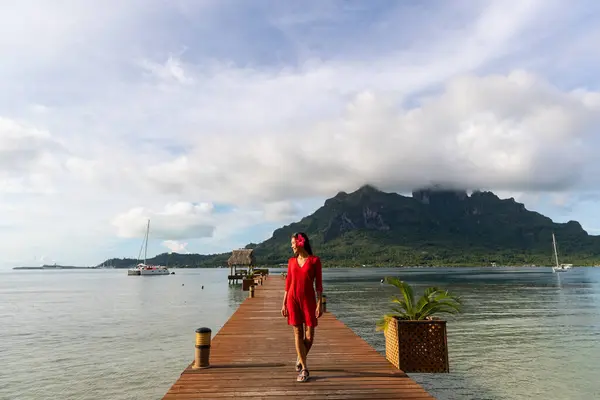 Bora Bora Tahiti Francouzská Polynésie Cestovní Žena Kráčející Pláži Usmívající Stock Snímky