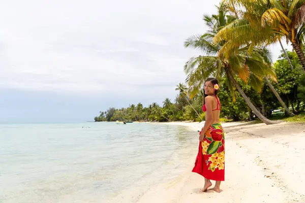 法属波利尼西亚塔希提豪华海滩度假妇女走在沙隆岛上 法属波利尼西亚 图像完全没有修饰 模型没有化妆 真实的人 原始图像 免版税图库图片