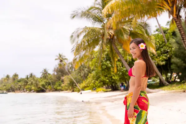 Фотография Французской Полинезии Которой Женщина Традиционном Парике Купальнике Отдыхает Идеальном Лицензионные Стоковые Изображения