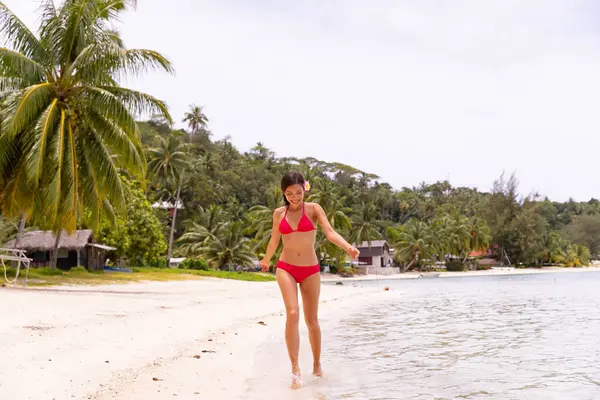 ボラボラビーチで遊ぶ美しいビキニボディ女性は 水を飛ばすことを楽しんでいます ラグジュアリー旅行の休暇 この画像は完全に取り外され モデルはメイクなしです ラウド イメージ ストック写真