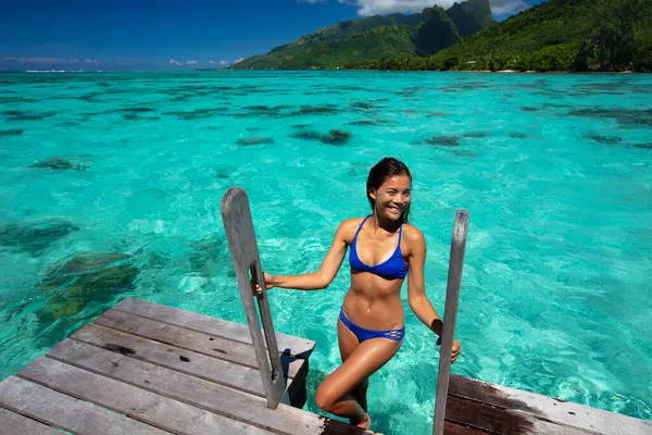 岛屿之福 阳光在水晶水面上的舞姿 女性品尝着她的远洋旅行假期 图库照片