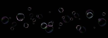 Siyah arkaplanda sabun köpükleri izole.