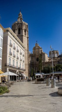 Valencia, İspanya 21-08-2023 La Plaza de la Reina 'daki çan kulesi Reina Meydanı ve Reina Katedrali.
