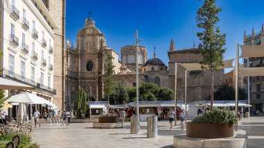 Valencia, İspanya 21-08-2023 La Plaza de la Reina 'daki çan kulesi Reina Meydanı ve Reina Katedrali.