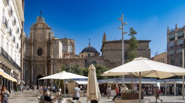 Valencia, İspanya 21-08-2023 La Plaza de la Reina 'daki çan kulesi Reina Meydanı ve Reina Katedrali.