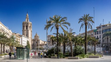 Valencia, İspanya 08-26-2023 La Plaza del ayuntamiento. Belediye binası meydanı. En büyük meydanlardan biri..