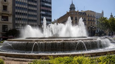 Valencia, İspanya 08-26-2023 La Plaza del ayuntamiento. Belediye binası meydanı. En büyük meydanlardan biri..
