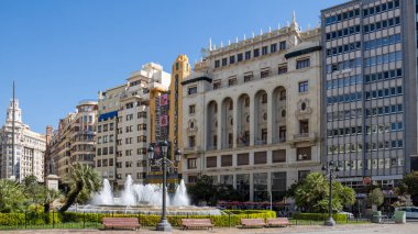 Valencia, İspanya 08-26-2023 La Plaza del ayuntamiento. Belediye binası meydanı. En büyük meydanlardan biri..
